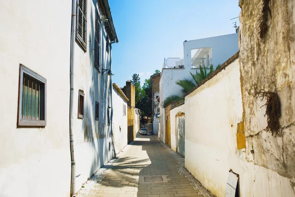 Callejón peatonal estrecho entre casas de alquiler —  Fotos de Stock