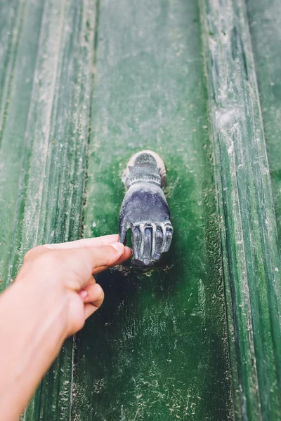 Um velho batedor de portas na forma de uma mão. Abrindo a porta com alça — Fotografia de Stock