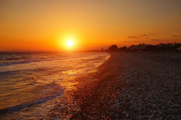 Západ slunce nad Středozemním mořem, Pervolia village, Kypr. Oblázková pláž — Stock fotografie