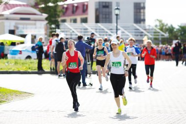 Sokakta çalışan maraton sporcular