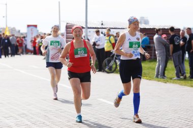 Sokakta çalışan maraton sporcular