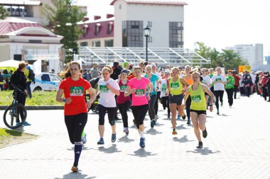 Sokakta çalışan maraton sporcular