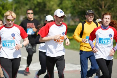 Sokakta çalışan maraton sporcular