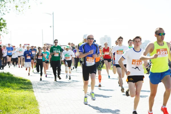 Marathon van atleten die op straat worden uitgevoerd — Stockfoto