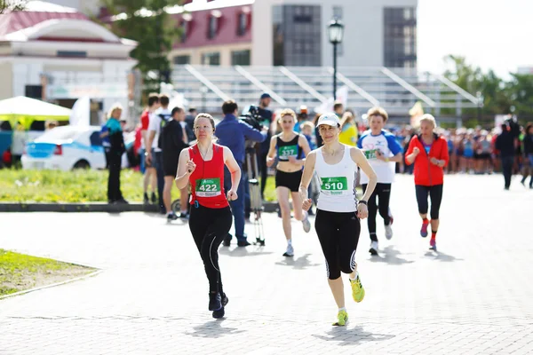 Atletas de maratón corriendo en la calle — Foto de Stock