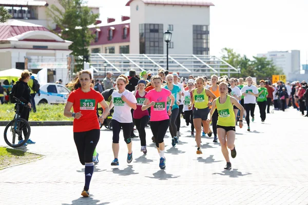 Marathon idrottare körs på gatan — Stockfoto