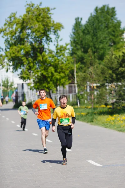Atletas de maratón corriendo en la calle — Foto de Stock