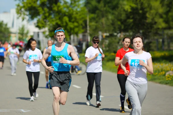 Atletas de maratón corriendo en la calle — Foto de Stock