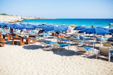 turistler ile kalabalık plaj.