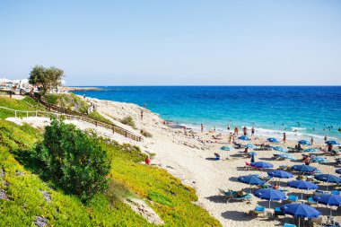 turistler ile kalabalık plaj.