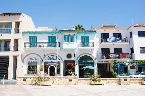 Centro turístico de Larnaca inúmeros restaurantes, cafés e lojas — Fotografia de Stock