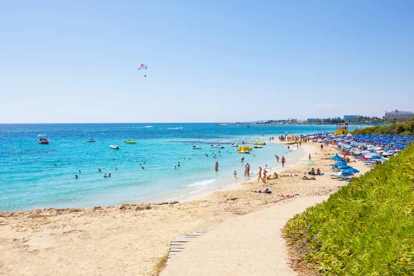 Zatłoczonej plaży z turystów. — Zdjęcie stockowe