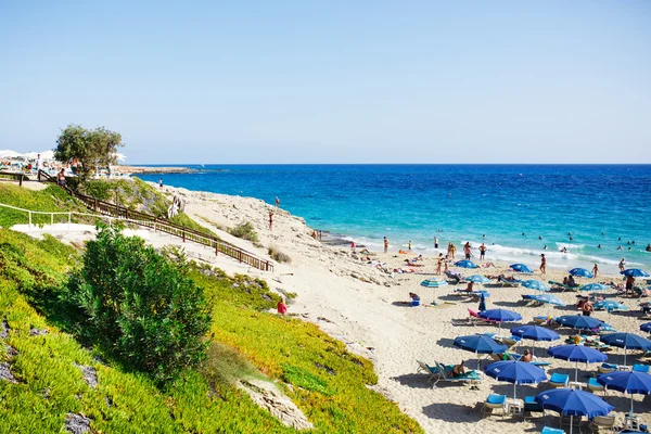 Trångt beach med turister. — Stockfoto