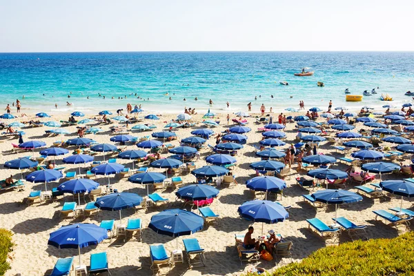 turistler ile kalabalık plaj
