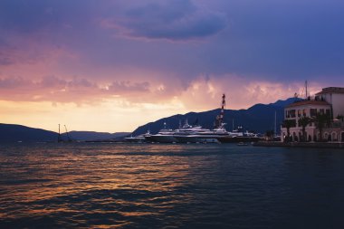Dağlar ve Kotor Koyu'ndaki güzel gün batımı.