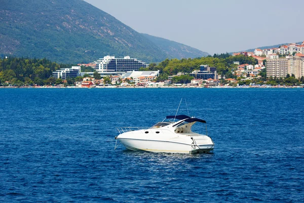 Luxus motoros Yacht, a gyönyörű Adriai-tenger — Stock Fotó