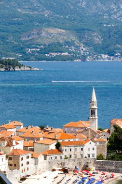 Karadağ'ın eski şehir Budva havadan görünümü. Güzel mimari ve ortaçağdan kalma şehir Budva, Karadağ, Europe döşeli çatısı