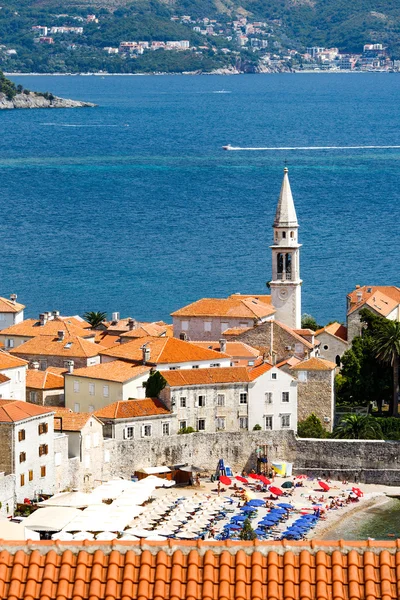 A légi felvétel a régi város Budva Montenegróban. Gyönyörű építészeti és a középkori város Budva, Montenegro, Európa tetőcserepek — Stock Fotó