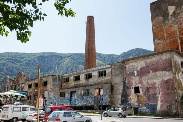 Budynek z graffiti opuszczonej fabryce. Kotor jest bardzo popularnym celem podróży z Europy. — Zdjęcie stockowe