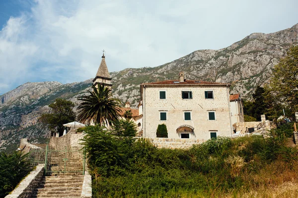 Gamla byggnaden i Montenegro Kotor. Visa med ett berg. — Stockfoto