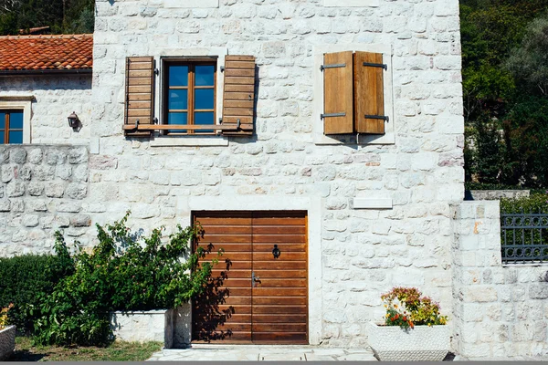 木制的百叶窗和门的房子。黑山 — 图库照片