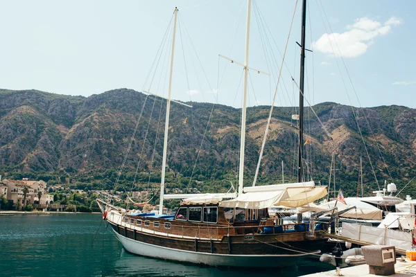 Navy Pier with yachts in the town of Kotor, Montenegro. — Stock Photo, Image
