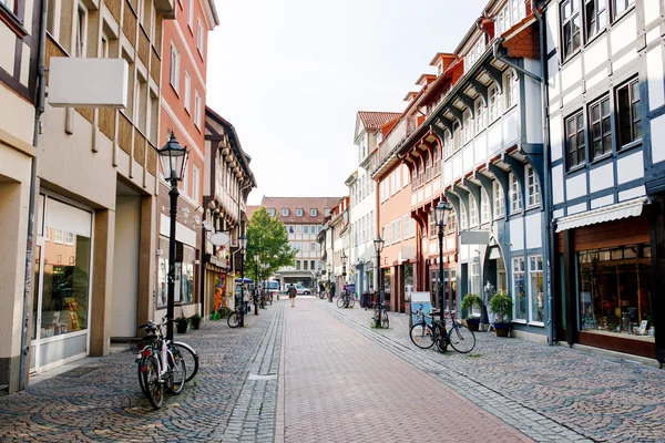 Calle de la ciudad vieja en la ciudad de Goettingen, Baja Sajonia, Alemania. Numerosas tiendas. Calle Cobblestone . — Foto de Stock