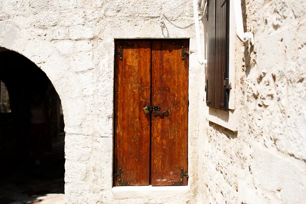 Pintu kayu di rumah tua di Kotor, Montenegro . — Stok Foto