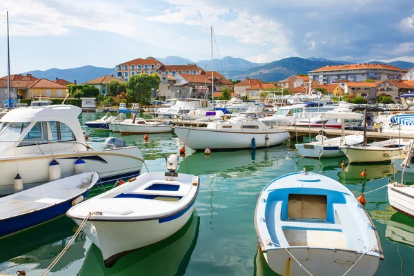 Marina avec bateaux et yachts en Tivat, Monténégro — Photo