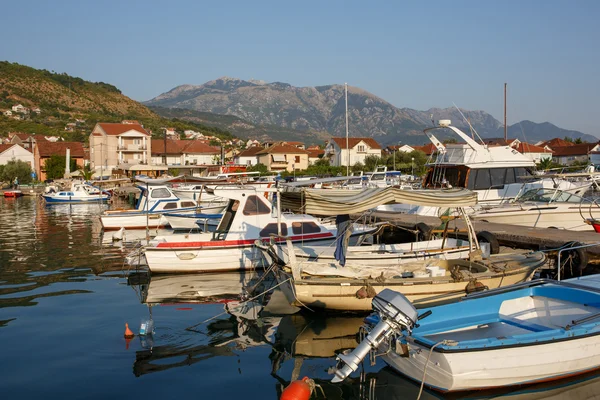 Hajó és jacht kikötő, szép nyári táj. Tivat marina, Montenegro. — Stock Fotó