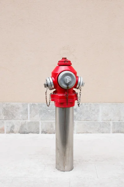 Un primer plano de una boca de incendios roja al aire libre — Foto de Stock