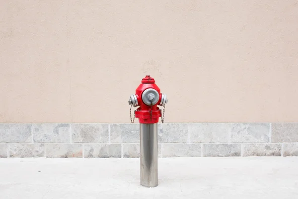 Un primer plano de una boca de incendios roja al aire libre — Foto de Stock