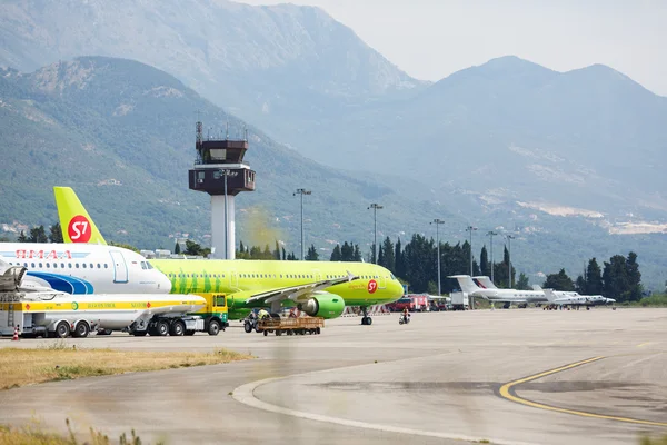 Tivat, Montenegro - August 8, 2015 : Airplanes preparing to flight in Tivat International Airport — Stock Photo, Image