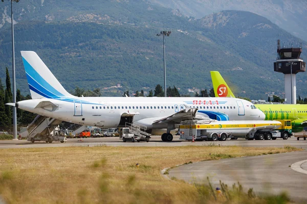 Tivat, Montenegro - August 8, 2015 : Airplanes preparing to flight in Tivat International Airport — Stock Photo, Image