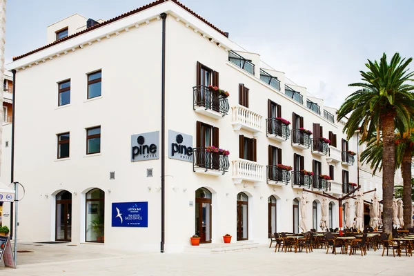 Montenegro, Tivat - 06 de agosto de 2015: Hotel Pine está situado en la ciudad de Tivat, cerca del puerto deportivo de lujo Porto Montenegro —  Fotos de Stock