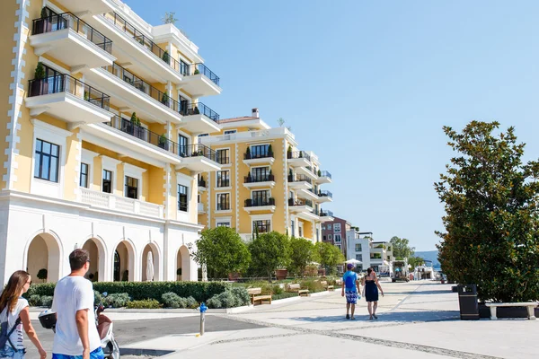 Tivat, Porto Montenegro - Agosto 2015: La gente caminando en un día soleado en el puerto deportivo de Porto Montenegro en Montenegro —  Fotos de Stock