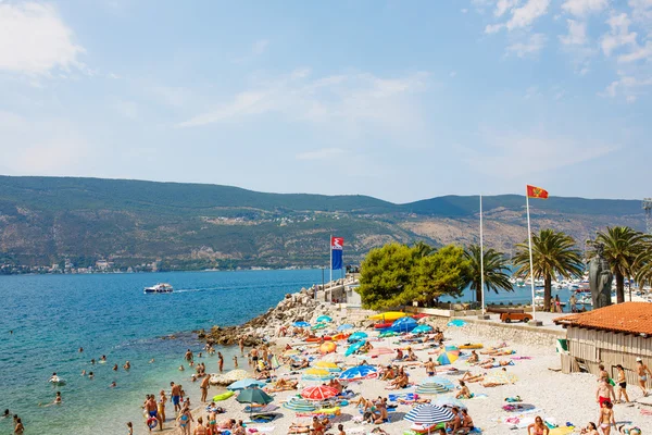 Herceg Novi, Montenegro - 12 de agosto de 2015: Pessoas tomando banho de sol e nadando na Praia Herceg Novi, Montenegro — Fotografia de Stock