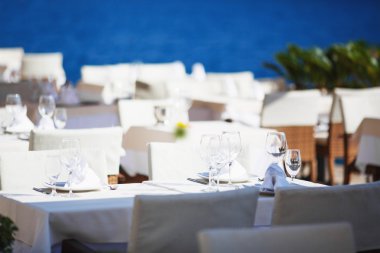 Güzel bir sahil restoranı açık tablosunda servis.