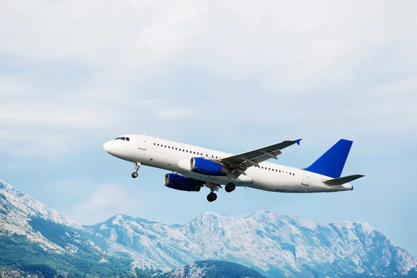 Décollage d'avion. Vue sur les montagnes . — Photo