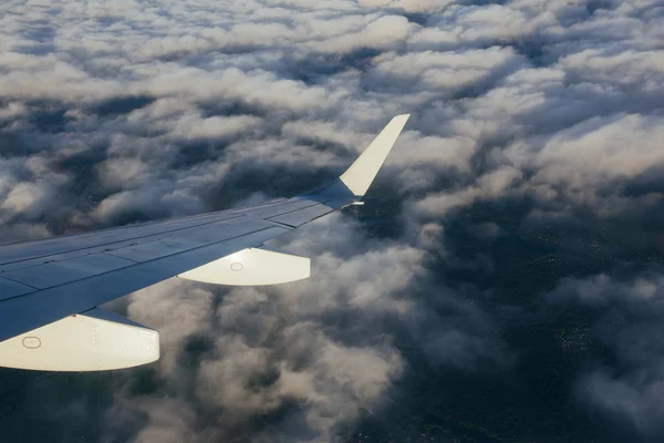 Airplane wing out of window — Stock Photo, Image