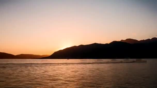 Zeitraffer Sonnenuntergang über der Bucht von Kotor, Montenegro. tivat porto montenegro mit jachten. — Stockvideo