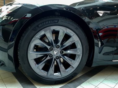 Grodno, Belarus - 10.04.2020: Michelin R19 245 / 45 bir Tesla arabasının tekerindeki lastik