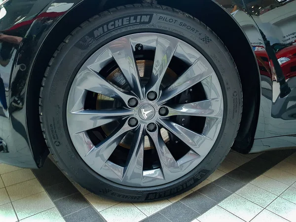 Grodno, Belarus - 10.04.2020: Michelin R19 245 / 45 bir Tesla arabasının tekerindeki lastik