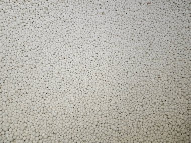 Gaz ve sıvıları kurutmak için alumogel ve silis jeli. Alumogel ve silisyum jelinin beyaz arka planı. Doku