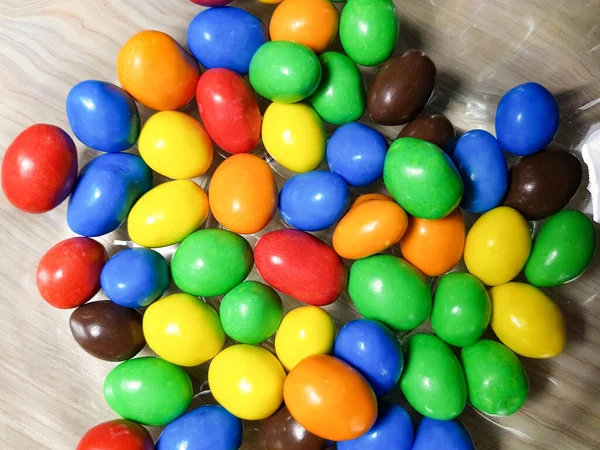 Castanhas Cobertas Chocolate Multicoloridas Uma Placa Transparente — Fotografia de Stock