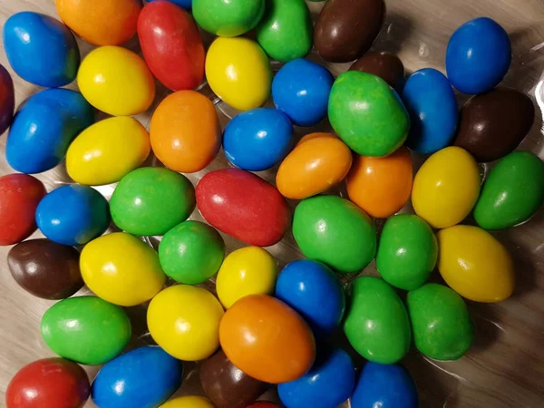 Nueces Multicolores Cubiertas Chocolate Plato Transparente — Foto de Stock