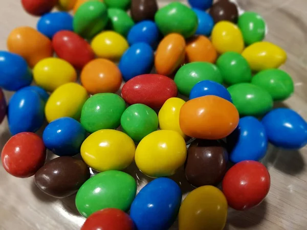 Noci Multicolori Ricoperte Cioccolato Piatto Trasparente — Foto Stock