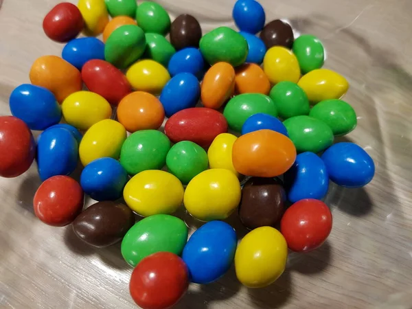 Meerkleurige Met Chocolade Bedekte Noten Een Transparante Plaat — Stockfoto