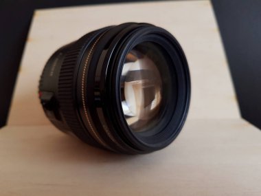 Grodno, Belarus - 11.07.2020: 85 mm f / 1.8 USM kamera lensi