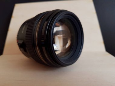 Grodno, Belarus - 11.07.2020: 85 mm f / 1.8 USM kamera lensi